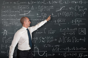 professore di matematica alla lavagna