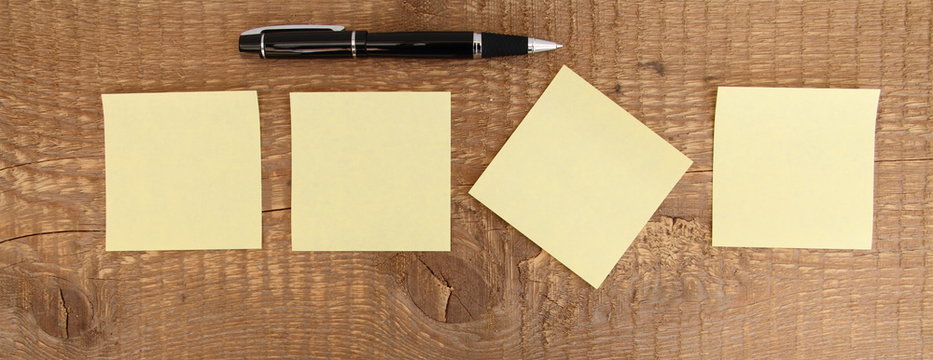 4 Zettel auf einem Tisch mit Stift Panorama