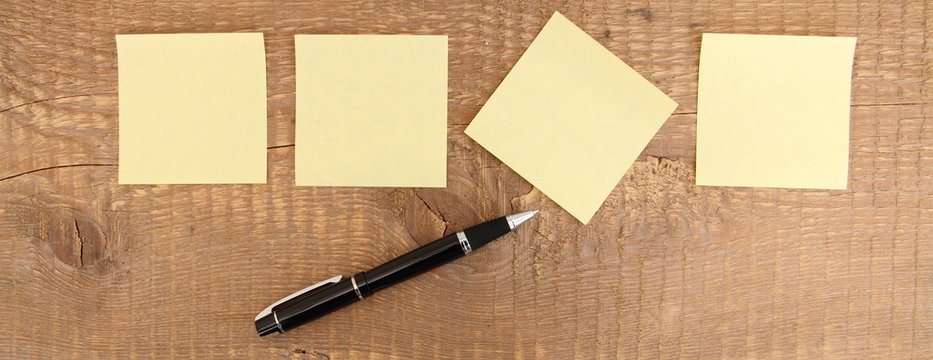Zettel auf einem Tisch mit Stift Panorama