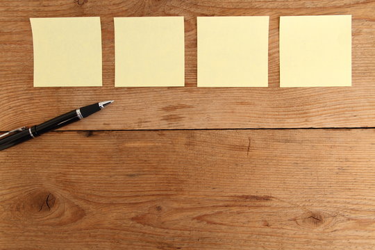 Zettel auf einem Tisch mit Stift