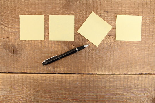 gelbe Zettel mit einem Stift