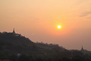 Naklejka premium Sunrise in Mandalay