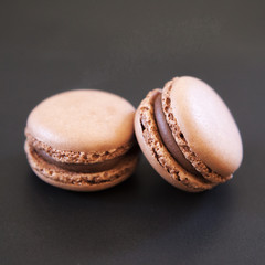 macarons au chocolat sur fond sombre