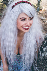 Preciosa chica con el pelo blanco en un bosque 