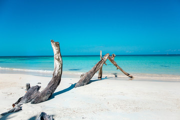 Karibisches Meer und der weiße Sandstrand auf Jamaika
