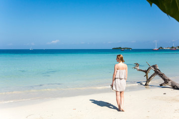Fototapeta na wymiar Eine junge Frau macht Urlaub in der Karibik auf der Jamaika 