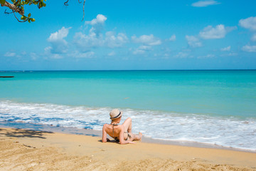 Eine junge Frau macht Urlaub in der Karibik auf der Jamaika
