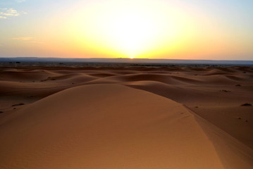 Fototapeta na wymiar Dunas del Sahara, Marruecos, atardecer