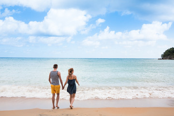 Ein junges und gl&uuml;ckliches P&auml;rchen in der Karibik auf Jamaika
