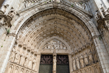 Obraz premium Details of one of the doors of the cathedral of the city of Toledo