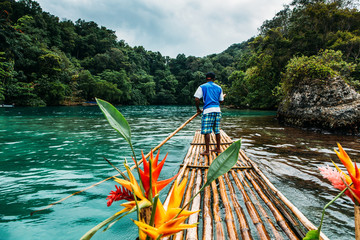     Bambus Fahrt in blue lagoon auf Jamaika  - obrazy, fototapety, plakaty