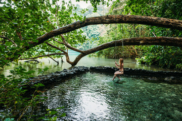 Eine junge Frau in Blue lagoon auf Jamaika