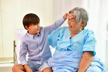 Obraz premium Patient Concept, Grandma's in the hospital, Waiting for someone to visit.