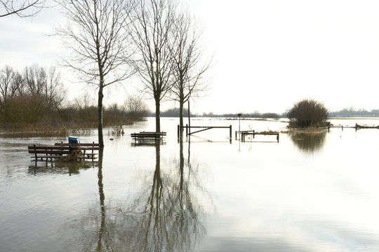 oevers van de rivier de IJssel overstroomd in verband met hoogwater