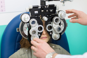 Oculista che misura la vista ad un bambino