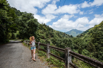 Fototapeta na wymiar Junge Frau wandert in den Blue mountains in der Karibik auf Jamaika 