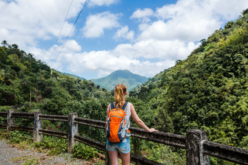 Junge Frau wandert in den Blue mountains in der Karibik auf Jamaika