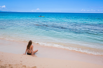 Fototapeta na wymiar Eine junge Frau macht Urlaub in der Karibik auf der Jamaika