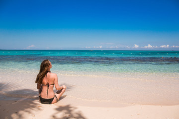 Fototapeta na wymiar Eine junge Frau macht Urlaub in der Karibik auf der Jamaika