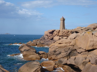 le phare de ploumanac'h en bretagne sur la côte de granit rose en france