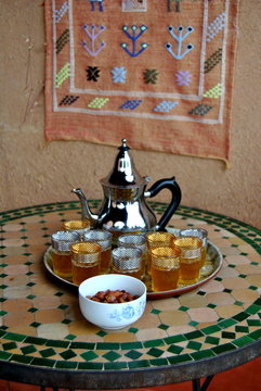 Servicio de te, Marruecos, con vasos de cristal y tetera de metal