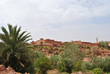 Puestar, ventanas, callejuelas, en la Kasbah Ait Ben haddou
