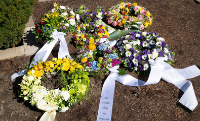 Bunte Kränze mit Schleifen 