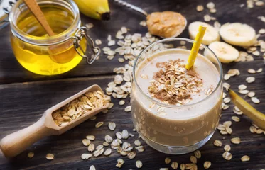 Photo sur Plexiglas Milk-shake Nutritional smoothie with banana, oat flakes and peanut butter