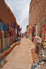 Fototapeta na wymiar Puestos y vendedores en el interior de la kasbah Ait Ben haddou, Marruecos
