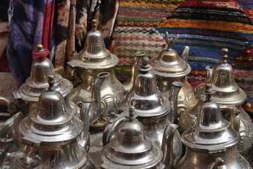 Fototapeta na wymiar Artesania, telas y abalorios en puestos en la calle, en la kasbah Ait Ben Haddou