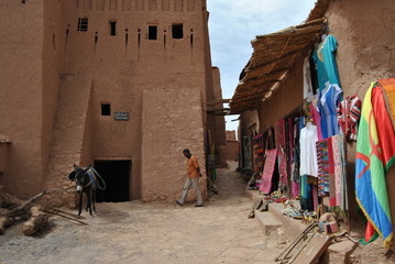 Puestos y vendedores en el interior de la kasbah Ait Ben haddou, Marruecos