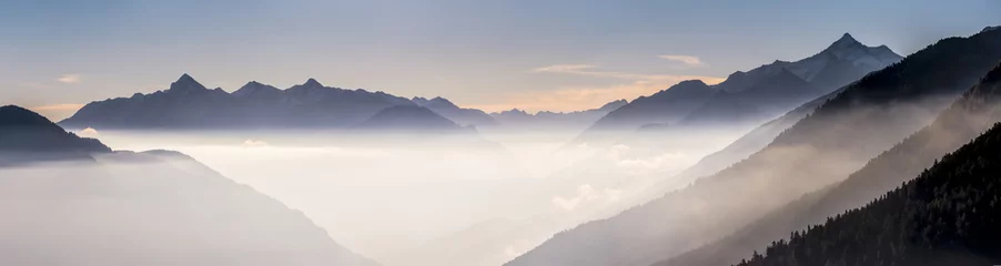 Selbstklebende Fototapete Matterhorn Spitzen im Dunst
