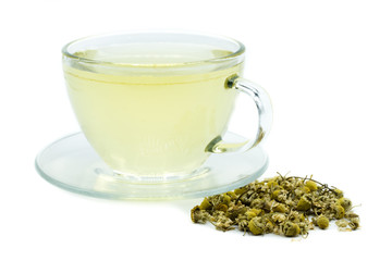 kamillentee kamille teeglas teetasse isoliert freigestellt auf weißen Hintergrund, Freisteller