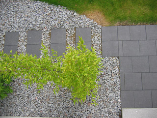 Gehweg Schotter und grüne Pflanzen