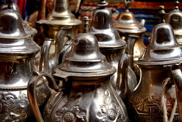 Fototapeta na wymiar Artesania, telas y abalorios en puestos en la calle, en la kasbah Ait Ben Haddou