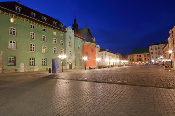 Zabytkowe centrum Krakowa, Polaks, widok nocą na plac w centrum Starego Miasta z zabytkowymi...