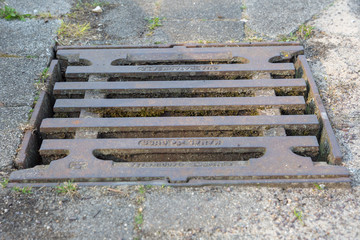 rechteckiger Gullydeckel