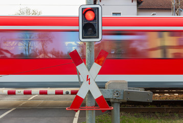 Bahnschranke Zugverkehr Andreaskreuz Bahnübergang Zugdurchfahrt geschlossene Schranke Bahnverkehr,...