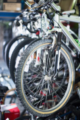 Obraz premium Zdjęcie opony na kole rowerowym sprzedawane w sklepie