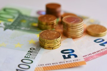 Geldscheine und Münzen