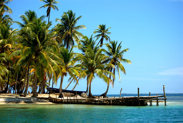 Isla con palmeras, aguas turquesa, en Guna Yala, Kuna Yala, San Blas, Panamá. Paraíso tropical.