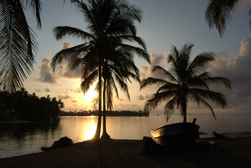 Isla con palmeras y aguas turquesa, en Sanblas, Guna Yala, Kuna Yala, Panamá. Paraiso tropical.