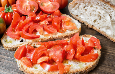 Bread oil and tomato. Appetizing very fresh food typical of the Mediterranean diet, seasoned with the addition of salt and pepper.