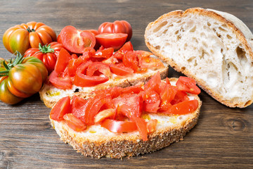 Bread oil and tomato. Appetizing very fresh food typical of the Mediterranean diet, seasoned with the addition of salt and pepper.
