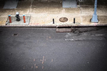 Papier Peint photo New York Scène de rue à New York, Manhattan vue d& 39 en haut avec trottoir, bouche d& 39 incendie et drainage de trou d& 39 homme vu de Chelsea.