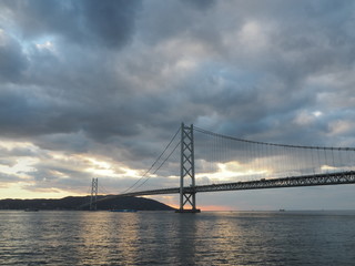 Fototapeta na wymiar 明石海峡大橋と夕陽