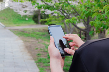 スマホを操作する少年