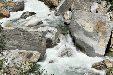 Gebirgsfluss Verzasca, heller Orthogneis, metamorphes Gestein, in das sich die Verzasca tief eingeschnitten hat, Lavertezzo, Valle Verzasca, Tessin, Schweiz, Europa