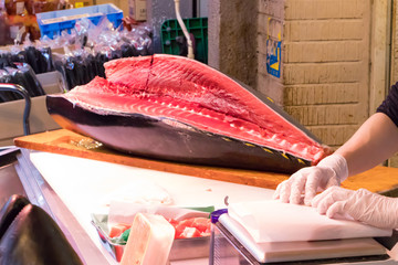 東京築地市場　マグロの解体