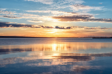 Obraz na płótnie Canvas Dawn over the water. Horizon.